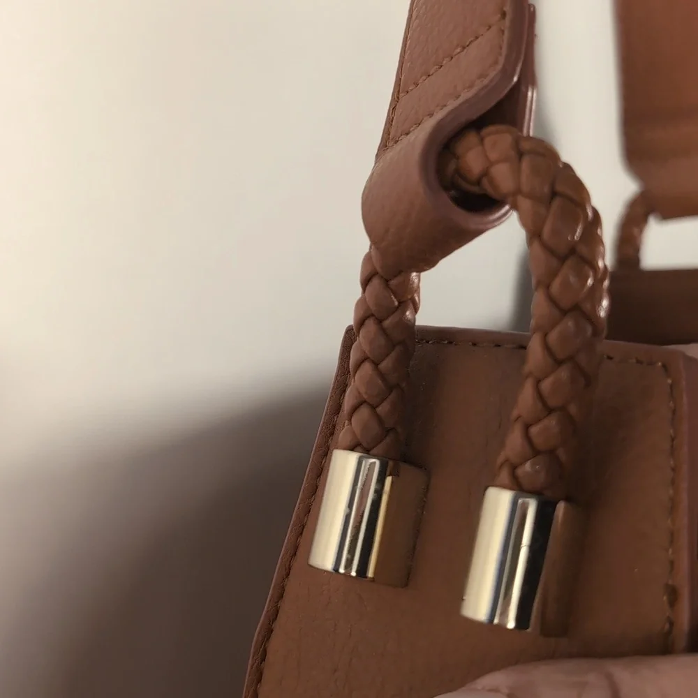 Express Elegant Tan Leather Shoulder Bag